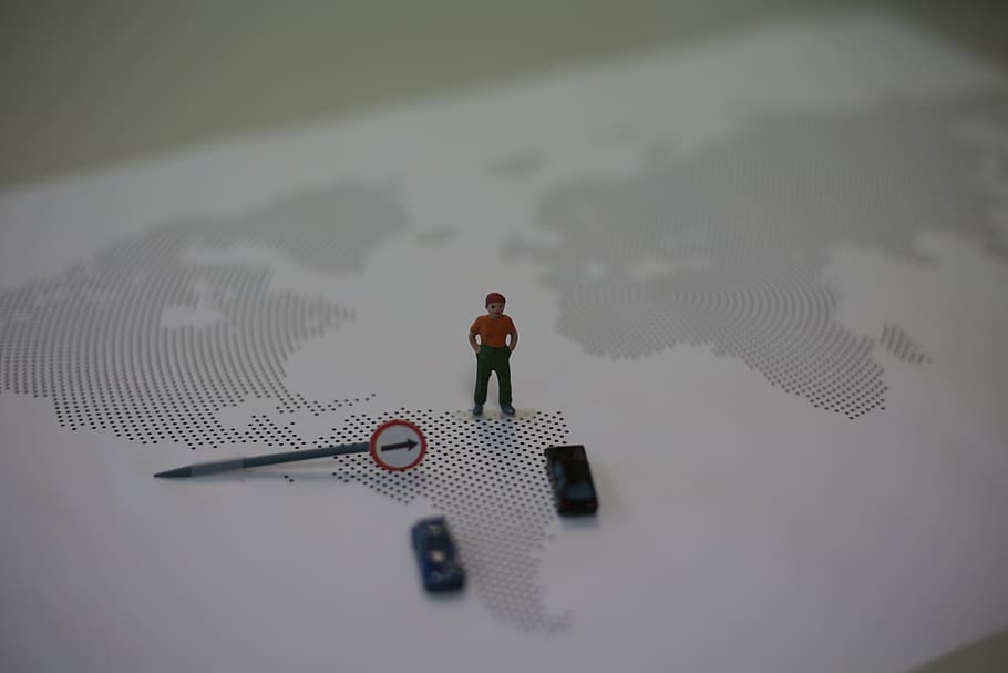 carros, mapa, carta geografica, boneco, brasil, brasile, sustentabilidade, mobilidade, modello, una persona, lunghezza intera, vista dall'alto, in piedi, persone reali, natura, attività di svago, giorno, stili di vita, retrovisore, uomini, bambino, forma, architettura, in casa, forma geometrica, girato in studio, nuvola - cielo, composito digitale, 5K