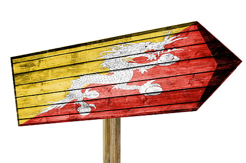 Straße, Weg, Ziel, Flagge, natürlich, Zustand, National, Reise, Pfeil, Zeichen, Lager, Amazonas, Süden, Urlaub, Autobahn, Wanderungen, Nation, Wald, Land, Pfad, Natur, Bhutan, Bhutan Flagge, rot, keine Leute, ausgeschnitten, Holz - Material, weißer Hintergrund, Nahansicht, weiße Farbe, alt, Kommunikation, Himmel, Flachwinkelansicht, verwittert, Studioaufnahme, klarer Himmel, draußen, Metall, kopieren sie platz, Tag, 4K, CC0, gemeinfrei, lizenzfrei
