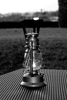 lampada, lanterna, luce, tripode, paralume, faro, ha parlato, macchina, terra, specchio, legna, legno duro, silhouette, torcia elettrica, freno, avventura, attività ricreative, tenere sotto controllo, schermo, elettronica, tavolo, concentrarsi sulle conoscenze acquisite, nessuno, attrezzatura per l'illuminazione, lampada ad olio, vetro - materiale, avvicinamento, lampada elettrica, trasparente, illuminato, natura, fiamma, lampadina, giorno, all'aperto, cibo e bevande, singolo oggetto, fuoco, bicchiere, 2K, CC0, dominio pubblico, privo di copyright