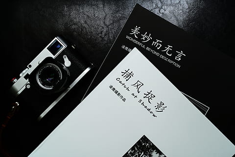 captura, llibre d'ombra, Guangzhou, Xina, leica, llibre, càmera de cinema, càmera, 35 mm, Càmera de 35 mm, retro, fosc, analògic, pel·lícula, vintage, blanc i negre, monocroma, flatlay, pòster, paper, flyer, fulletó, text, comunicació, guió occidental, primer pla, natura morta, a l'interior, taula, cap gent, vista d’angle alt, guió, script no occidental, directament a sobre, tecnologia, vinyeta, creativitat, escriptura a mà, signe, art i artesania, 5K, CC0, domini públic, lliure de regalies