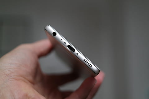 la personne, en portant, argent iphone 7, brouiller, fermer, lien, dispositif, électronique, équipement, main, moderne, les ports, téléphone intelligent, La technologie, sans fil, main humaine, partie du corps humain, une personne, à l'intérieur, la communication, prise de vue en studio, doigt, modes de vie, doigt humain, partie du corps, Technologie sans fil, personne méconnaissable, Vrais gens, fond gris, 4K, CC0, domaine public, libre de droits