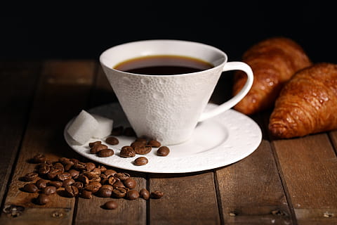 café, recipientes para tazas, Café exprés, beber, cafeína, comida y bebida, café - bebida, comida, refresco, jarra, taza de café, vaso, mesa, frescura, grano de café tostado, naturaleza muerta, adentro, marrón, horneado, de cerca, material de madera, nadie, comida dulce, bebida caliente, desayuno, oscuro, vajilla, bocadillo, comida francés, 1080P, CC0, dominio público, libre de derechos