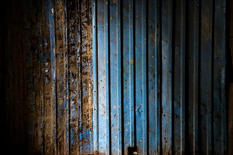 ondulat, panoul de metal din teal, perete, lemn, plantă, uşă, cărămidă, rugini, halat, haine, rochie, îmbrăcăminte, Modă, rochie de seara, transport, vehicul, fereastră, decoratiune interioara, oraș, drum, urban, clădire, metal, erodate, nici o persoana, model, texturată, fier, vechi, tablă ondulată, ruginit, fundaluri, abandonat, în interior, a închide, cadru complet, zi, murdărie, deteriorat, întuneric, albastru, declin, deteriorare, tablă, 5K, CC0, domeniu public, fără drepturi de autor