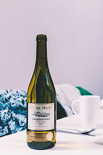 åbnet, chardonnay flaske, bord, drikke, øl, alkohol, drik, flaske, vin, 1290-14 palbong-ri, Hongcheon, Sydkorea, vinflaske, kaffekop, kop, ølflaske, plante, keramik, underkop, glas, pokal, blomst, blomstre, beholder, tekst, mad og drikke, indendørs, forfriskning, vestlige script, stilleben, meddelelse, glas - materiale, etiket, ingen mennesker, tæt på, fokus på forgrunden, gennemsigtig, kopiere plads, 5K, CC0, offentligt domæne, royaltyfrie