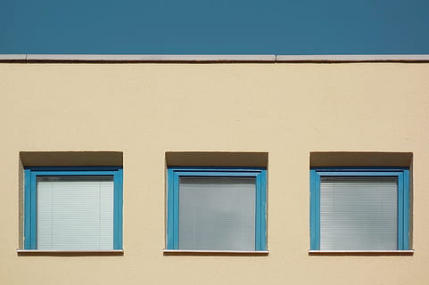 architettura, costruzione, infrastruttura, facciata, finestra, struttura costruita, esterno dell'edificio, nessuno, giorno, caratteristica della parete, blu, quartiere residenziale, all'aperto, fianco a fianco, otturatore, luce del sole, forma geometrica, beige, Casa, Inquadratura dal basso, persiane, copia spazio, telaio della finestra, 4K, CC0, dominio pubblico, privo di copyright