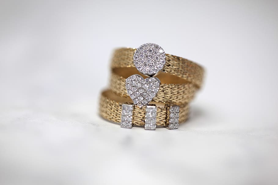 Trei, De culoarea aurului, împânzit, inele, Bijuterii, accesorii, inel, diamant, aur, piatră preţioasă, inimă, cristal, brățări, Modă, macro, manșetă, brăţară, polen, plantă, criptă, comoară, broşă, diamant - piatră prețioasă, bogatie, studio shot, luxos, inel cu diamant, în interior, a închide, verigheta, fundal alb, spațiu copie, inel de logodna, lucios, emoţie, selectiv, argintiu colorat, bijuterie prețioasă, cheltuială, nici o persoana, luminos, bogat ornamentat, platină, 5K