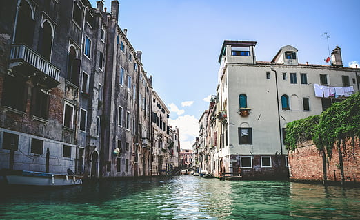 ciel, des nuages, bâtiment, structure, rivière, eau, mur, bateau, blanchisserie, vert, les plantes, architecture, extérieur du bâtiment, structure construite, la nature, journée, personne, ville, front de mer, canal, ciel clair, la fenêtre, district résidentiel, en plein air, lumière du soleil, Destinations de voyage, maison, 5K, CC0, domaine public, libre de droits