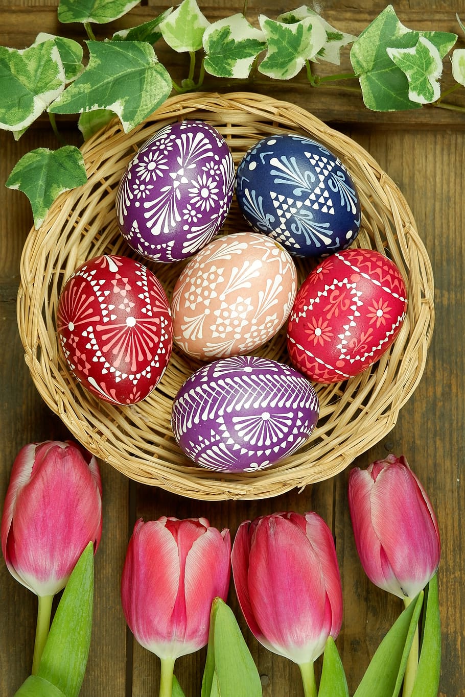 ous de Pasqua sorbics, ou de sorra de Pasqua, primavera, decoració de primavera, ous de Pasqua, Pasqua, tecnologia bossi, tècnica de cera, la tècnica del rascat, gravat, colorit, disseny, tendència, ous pintats, ous decorats, diy, osterkarte, salutació de pasqua, salutacions de pasqua, ous blaus, ous de colors, tulipes, primer pla, osterkorb, decoració de pasqua, menjar, menjar i beguda, cistella, cap gent, frescor, contenidor, vista d’angle alt, natura morta, color rosa, multicolor, patró, planta, full, part de la planta, vímet, ou de Pasqua, a l'interior, ou, flor, 4K