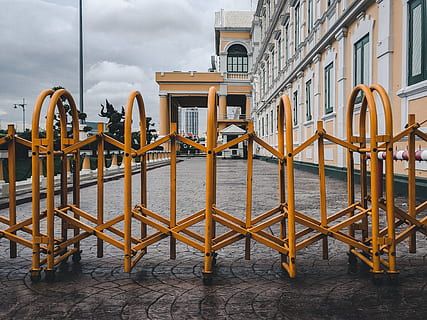 barana, zona de jocs, parc infantil, porta, tanca, zona de jocs exterior, barricada, torniquet, llum, flamarada, llosa, cel, sortida del sol, a l'aire lliure, naturalesa, prestatgeria, mobles, sorra, arquitectura, exterior de l'edifici, estructura construïda, dia, material de fusta, cap gent, seient, núvol - cel, cadira, edifici, metall, taula, absència, ciutat, buit, protecció, seguretat, 4K, CC0, domini públic, lliure de regalies