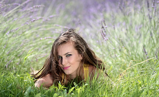 wunderschönen, Frau, Gras, Modell-, Natur, Person, Pflanze, Porträt, eine Person, lächelnd, Kopfschuss, Haar, Glück, Frisur, Blume, lange Haare, braune Haare, Mädchen, Kind, Kamera betrachten, Feld, blühende Pflanze, Emotion, Teenager, draußen, Jugend, 4K, CC0, gemeinfrei, lizenzfrei