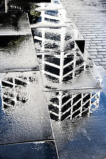 , vand, arkitektur, våd, ingen mennesker, by, dag, bevægelse, natur, gade, kloak, spildevand, sti, bygget struktur, udendørs, pyt, høj vinkel visning, afspejling, fortov, mandehul, regn, flydende vand, flyder, regntiden, 5K, CC0, offentligt domæne, royaltyfrie