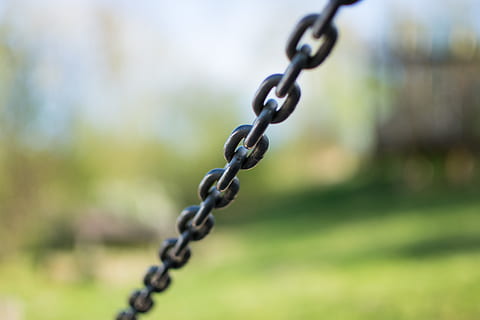 Kette, Bokeh, keine Leute, Stärke, Metall, Fokus auf den Vordergrund, Tag, Nahansicht, Natur, Verbindung, draußen, Sicherheit, selektiver Fokus, Feld, Land, grüne Farbe, Schutz, leeren, schwarze Farbe, Zaun, Telefonkabel, 5K, CC0, gemeinfrei, lizenzfrei