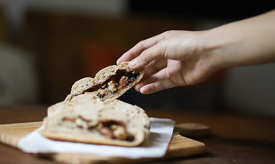 pessoa, obtendo, fatia de pão, pão, delicioso, Comida, mão, pastelaria, fatia, mão humana, parte do corpo humano, uma pessoa, comida e bebida, cozido, mesa, comida doce, dentro de casa, biscoito, indulgência, frescura, segurando, foco seletivo, sobremesa, doce, fechar-se, madeira - material, tentação, lanche, comida de conforto, 5K, CC0, domínio público, royalty free