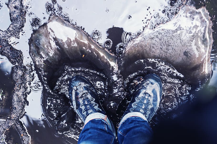 Wasser, Schlamm, schlammig, Spritzen, springen, unklar, niedriger Abschnitt, menschliches Körperteil, menschliches Bein, Schuh, Körperteil, echte Menschen, eine Person, Lebensstile, persönliche Perspektive, Stehen, Freizeitbeschäftigung, nicht erkennbare Person, direkt darüber, Tag, High Angle View, Blau, menschliches Glied, Jeans, draußen, menschlicher Fuß, Finger, 5K