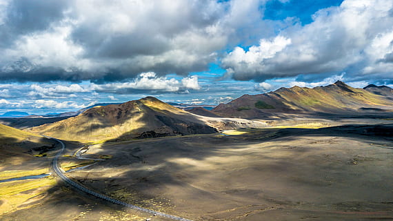 pájaro, vista de ojo, montañas, vista panorámica, abundancia de nubes, nubes, nublado, campo, zumbido, drone cam, fotografía de drones, disparo de avión no tripulado, ambiente, tierras altas, paisaje, naturaleza, al aire libre, cresta, rural, escénico, cielo, nube - cielo, montaña, paisajes - naturaleza, belleza en la naturaleza, cordillera, tierra, escena no urbana, destinos de viaje, viaje, cielo dramático, nadie, tranquilidad, invierno, desierto, paisaje dramático, pico de la montaña, 2K, CC0, dominio público, libre de derechos