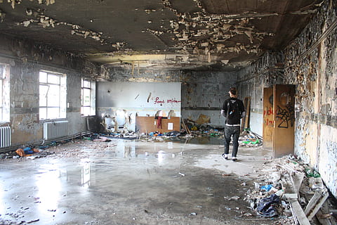 Regatul Unit, wolverhampton, abandon, spart, pustiu, abandonat, clădire, fereastră, în interior, arhitectură, lungime totală, deteriorat, distrugere, o persoana, zi, construită, stare proastă, oameni adevărați, murdar, dărâma, bărbați, gol, tavan, permanent, ruinat, deteriorare, demolat, 4K, CC0, domeniu public, fără drepturi de autor