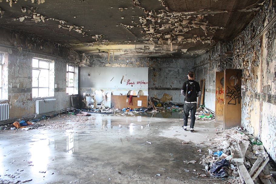 Regne Unit, wolverhampton, abandonar, trencat, desert, abandonat, edifici, finestra, a l'interior, arquitectura, longitud completa, espatllat, destrucció, una persona, dia, estructura construïda, mal estat, persones reals, desordenat, aixafar, homes, buit, sostre, de peu, arruïnat, deteriorament, demolida, 4K