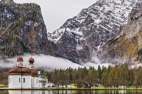 edifici, arquitectura, monestir, habitatge, Església, casa, casa de camp, muntanya, neu, l'església de St Bartholomew, schönau am königssee, Alemanya, naturalesa, paisatge, gris, temple, bosc, boira, bellesa a la natura, escenics - natura, arbre, aigua, llac, Serra, escena tranquil·la, escena no urbana, planta, cap gent, tranquil·litat, dia, idíl·lic, davant del mar, estructura construïda, temperatura de fred, formació, 5K, CC0, domini públic, lliure de regalies