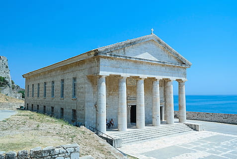 templu, în formă de coloană, antichitate, corfu, arhitectură, clădire, elen, greacă, construită, cer, albastru, istorie, trecutul, coloană arhitecturală, exteriorul clădirii, zi, natură, cer senin, religie, destinații de călătorie, nici o persoana, credință, turism, lăcaș de cult, călătorie, spiritualitate, civilizatie antica, arheologie, 5K, CC0, domeniu public, fără drepturi de autor