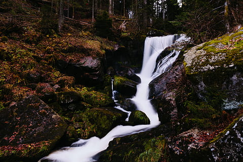Wasserfall, Fluss, Strom, Felsen, Moos, Wald, Natur, draußen, Wanderung, Weg, Wasser, Baum, fließendes Wasser, Langzeitbelichtung, Bewegung, Szenen - Natur, Schönheit in der Natur, Bewegungsunschärfe, Pflanze, Land, fließend, Rock, Umgebung, Rock - Objekt, solide, Wachstum, Veränderung, Kraft in der Natur, fallendes Wasser, 5K, CC0, gemeinfrei, lizenzfrei