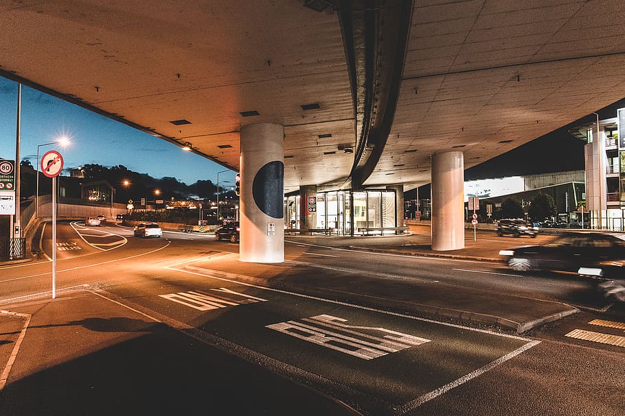 Auto unter der Brücke, Flughafenterminal, Terminal, Victoria Street West, Neuseeland, auckland, Straße, Überschneidung, Weg, Asphalt, Stadt, Dorf, Innenstadt, Stadt, Gebäude, städtisch, die Architektur, Kongresszentrum, gebaute Struktur, Transport, beleuchtet, Zeichen, die Straßenmarkierung, Markierung, Transportmittel, Symbol, architektonische Säule, Nacht-, Brücke, keine Leute, Landfahrzeug, Auto, Brücke - künstliche Struktur, Kraftfahrzeug, Licht, 4K