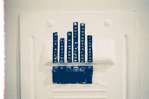 interruttore, elettrico, etichette, nessuno, architettura, caratteristica della parete, testo, struttura costruita, in casa, Colore bianco, comunicazione, avvicinamento, blu, sicurezza, sceneggiatura occidentale, protezione, costruzione, sfondo bianco, parete, finestra, giorno, ombra, 2K, CC0, dominio pubblico, privo di copyright