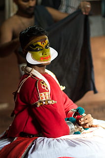 Índia, munnar, tradició, rendiment, mirada, retrat, maquillatge, vermell, greenface, preparació, kathikali, una persona, disfressa, roba, centrar-se en primer pla, roba tradicional, celebració, infància, assegut, persones reals, màscara - disfressa, màscara, homes, nen, tres quarts de longitud, disfressar-se, a l'interior, vista frontal, 5K, CC0, domini públic, lliure de regalies