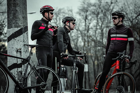 3 uomini, Bici, parlando, capi di abbigliamento, uomini, bicicletta, mezzi di trasporto, adulto, sport, maschi, amicizia, albero, copricapo, persone, attività di svago, gruppo di persone, casco, in piedi, natura, metà uomini adulti, all'aperto, 5K, CC0, dominio pubblico, privo di copyright