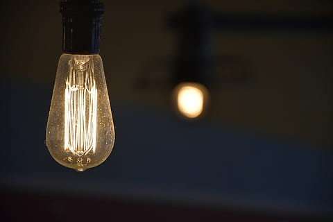 eingeschaltete Glühbirne, Licht, die Glühbirne, Lampe, Beleuchtung, Leuchte, Fackel, Scheinwerfer, Hand, Laborkittel, bekleidung, Kleidung, Mantel, Neon-, Regal, Bühne, starten, Symbol, Recycling-Symbol, Kelch, Glas, Lichtanlage, Elektrizität, Glas - Material, beleuchtet, drinnen, Nahansicht, glühend, keine Leute, Glühfaden, elektrisches Licht, Fokus auf den Vordergrund, einzelnes Objekt, transparent, Licht - natürliches Phänomen, hängend, dunkel, Wohnraum, Kraftstoff- und Stromerzeugung, elektrische Lampe, schwarzer Hintergrund, Luxus, 2K, CC0, gemeinfrei, lizenzfrei