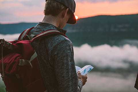 Mann, mit, Karte, Berg, Sonnenuntergang, Buch, Aussicht, erkunden, Rucksack, Backpacker, männlich#, männlich, Suche, suche wanderung, Wanderung, Sonnenuntergang Licht, Sonnenuntergang Himmel, Sonne, Abendhimmel, Hang, Hangblick, Wandern, Männer, draußen, Natur, Abenteuer, Reise, Menschen, eine Person, Tourist, Lebensstile, Urlaube, Erwachsene, reisende Leute, Freizeitbeschäftigung, Entspannung, Landschaft, kaukasischer Abstammung, Sommer-, suchen, Forscher, Erkundung, junger Erwachsener, Tourismus, Nur ein Mann, Smartphone, Sport, Stehen, Himmel, kopieren sie platz, szenen, Sonnenlicht, Aktivität, halten, Legere Kleidung, Mobiltelefon, Reiseziele, Freiheit, Rückansicht, gesunder Lebensstil, Gipfel, Wasser, 5K, CC0, gemeinfrei, lizenzfrei