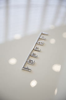 ferrari emblem, tekst, lys, ord, etiket, stil, legeme, klassisk, bil, årgang, sportsvogn, oldtimer, ferrari, billegeme, lyse, italiensk, design, side, symbol, klinik, mønt, indendørs, ingen mennesker, tæt på, enkelt objekt, nummer, selektiv fokusering, bord, stilleben, studio skud, teknologi, nøjagtighed, forbindelse, musik, udstyr, arbejdsværktøj, høj vinkel visning, kontrollere, musikinstrument, måleinstrument, kopiere plads, sølvfarvet, 5K, CC0, offentligt domæne, royaltyfrie
