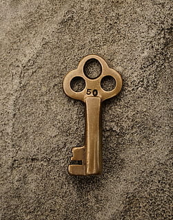 clau, bloqueig, segur, textura, llautó, cinquanta, 50, amagar-se, perdut, trobat, llautó de llautó, clau de llautó, pedra, or, bronzejat, shiney, metall, va caure, falta, cap gent, primer pla, natura morta, directament a sobre, forma, sorra, marró, dia, vell, a l'interior, sol objecte, terra, disseny, vista d’angle alt, funció de construcció de parets, rovellat, concret, 2K, CC0, domini públic, lliure de regalies