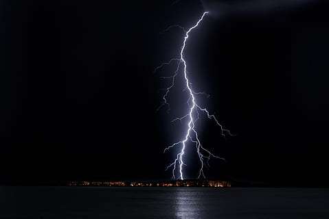 lynnedslag, by, fare, mørk, aften, blitz, uvæsentlige, lys, lyn, luminescens, ocean, regn, storm, strejke, torden, tordenvejr, bølge, magt i naturen, vand, sky - himmel, strøm, himmel, nat, skønhed i naturen, ingen mennesker, advarselsskilt, natur, skilt, meddelelse, forked lightning, belyst, hav, udendørs, ildevarslende, 4K, CC0, offentligt domæne, royaltyfrie