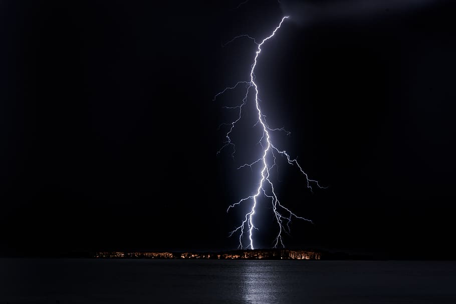 llampec, ciutat, perill, fosc, tarda, flaix, insubstancial, llum, llamps, luminescència, oceà, pluja, tempesta, colpejar, trons, raig, onada, poder a la natura, aigua, núvol - cel, poder, cel, nit, bellesa a la natura, cap gent, senyal d'advertència, naturalesa, signe, comunicació, llamps bifurcats, il·luminat, mar, a l'aire lliure, ominós, 4K