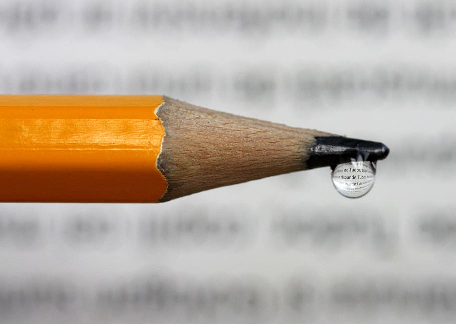 llapis, tirar, refractiva, escrit, tir de l'estudi, cap gent, instrument d’escriptura, primer pla, sol objecte, aigua, centrar-se en primer pla, material de fusta, fons de colors, a l'interior, ampolla, enfocament selectiu, naturalesa, dos objectes, activitat, vell, a la vora de, 2K