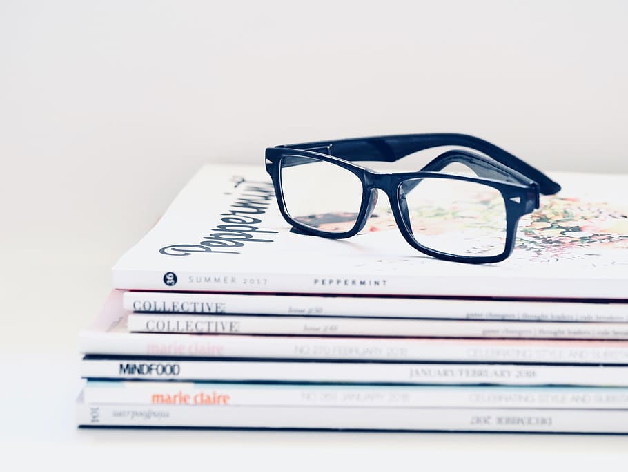 pila, revistes, gots, espectacles, hipster, llegir, mínim, blanc, fons de pantalla, ulleres, a l'interior, primer pla, text, natura morta, cap gent, centrar-se en primer pla, ulleres de sol, comunicació, tir de l'estudi, moda, fons blanc, còpia espai, Color blanc, paper, transparent, guió occidental, accessori personal, 4K
