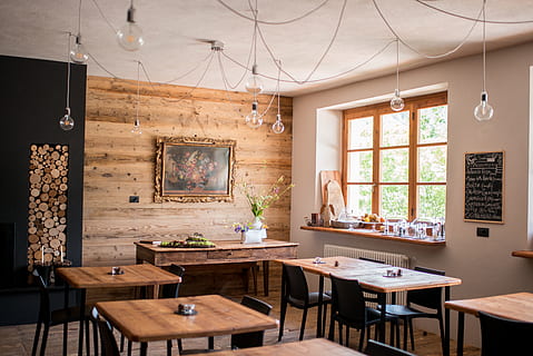 eettafel set, tafel, meubilair, binnenshuis, huiskamer, venster, hout - materiaal, afwezigheid, geen mensen, interieur, stoel, dag, verlichtingsapparatuur, opknoping, huishoudspullen, huis, huisje boompje beestje, architectuur, keuken-, muur - bouwfunctie, plafond, elektrische lamp, 5K, CC0, publiek domein, royaltyvrij