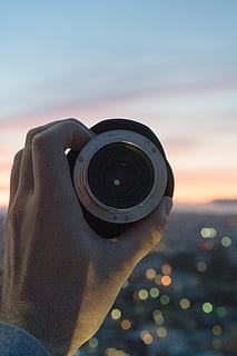 persona, umano, telecamera, elettronica, foto, fotografia, mano, lenti della macchina fotografica, lente, area della baia, bokeh, San Francisco, tramonto, dito, ritratto, viso, fotografo, Camera digitale, cappuccio, abbigliamento, mano umana, detenzione, temi fotografici, persone reali, una persona, parte del corpo umano, concentrarsi sulle conoscenze acquisite, cielo, persona irriconoscibile, attività di svago, macchina fotografica - attrezzatura fotografica, stili di vita, obiettivo - strumento ottico, tecnologia, dito umano, attrezzatura fotografica, avvicinamento, parte del corpo, all'aperto, 5K, CC0, dominio pubblico, privo di copyright