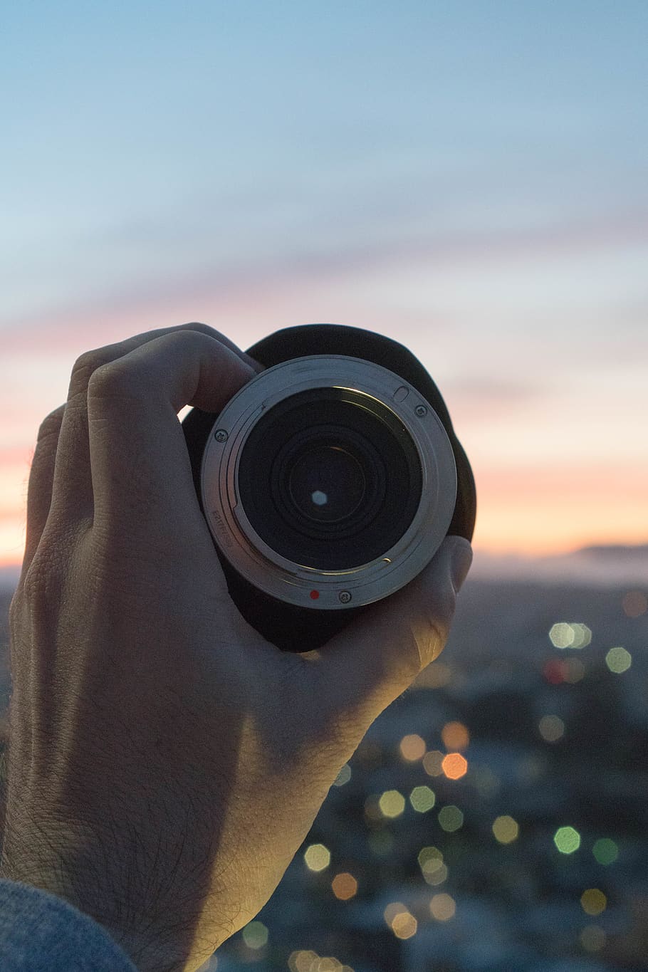 osoba, člověk, Fotoaparát, elektronika, fotografie, fotografování, ruka, kamerové čočky, objektiv, Bay Area, bokeh, San Francisco, západ slunce, prst, portrét, tvář, fotograf, digitální fotoaparát, kapuce, oděv, lidské ruky, hospodářství, fotografická témata, skutečných lidí, jedna osoba, část lidského těla, zaměřit se na popředí, nebe, k nepoznání člověka, volnočasové aktivity, fotoaparát - fotografické vybavení, životního stylu, objektiv - optický přístroj, technologie, lidský prst, fotografické vybavení, detail, část těla, venku, 5K