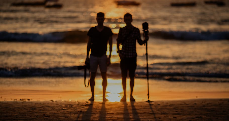 fotografer, to personer, strand, hav, jord, fuld længde, samvær, solnedgang, stående, vand, natur, venskab, herrer, sand, voksen, himmel, mennesker, par - forhold, emotion, silhuet, udendørs, 4K