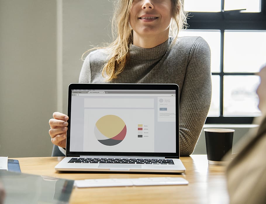 anàlisi, negocis, ordinador, connexió, corporatiu, dades, escriptori, dispositiu, digital, discussió, empresari, Finances, gràfic, reunió, xarxa, quadern, ocupació, presentació, pantalla, inici, estratègia, èxit, visió, dona, treballador, tecnologia, tecnologia sense fils, comunicació, una persona, a l'interior, persones reals, dones, portàtil, cabell ros, cabell, vista frontal, adult, taula, dones joves, adult jove, treball, roba casual, usant portàtil, pentinat, navegar per la xarxa, 4K
