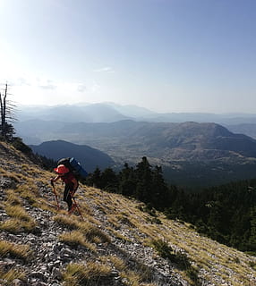 Person, Stehen, Berg, Abenteuer, Rucksack, Backpacker, Herausforderung, steigen, Bergsteiger, Tageslicht, Gras, hoch, Wanderung, Hügel, Landschaft, Bergsteigen, Gipfel, Natur, Erholung, szenisch, Weg, Tal, Freizeitbeschäftigung, Gebirge, Schönheit in der Natur, Szenen - Natur, Aktivität, echte Menschen, Wandern, Himmel, eine Person, Nicht-städtische Szene, Sport, Lebensstile, ruhige Szene, Umgebung, Ruhe, draußen, 2K, CC0, gemeinfrei, lizenzfrei