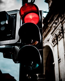 światło, sygnalizacja świetlna, aparat fotograficzny, elektronika, kamera wideo, Miasto, metropolia, miejski, budynek, bezpieczeństwo, migotać, fałszować, laser, oświetlenie, sofa, meble, reflektor, projektor, nocne życie, stop, znak, architektura, poradnictwo, sygnał drogowy, zbudowana struktura, niski kąt widzenia, porozumiewanie się, czerwone światło, żadnych ludzi, na zewnątrz budynku, dzień, oświetlony, znak drogowy, na dworze, skupić się na pierwszym planie, czerwony, Droga, 2K, CC0, domena publiczna, darmowe zdjęcia