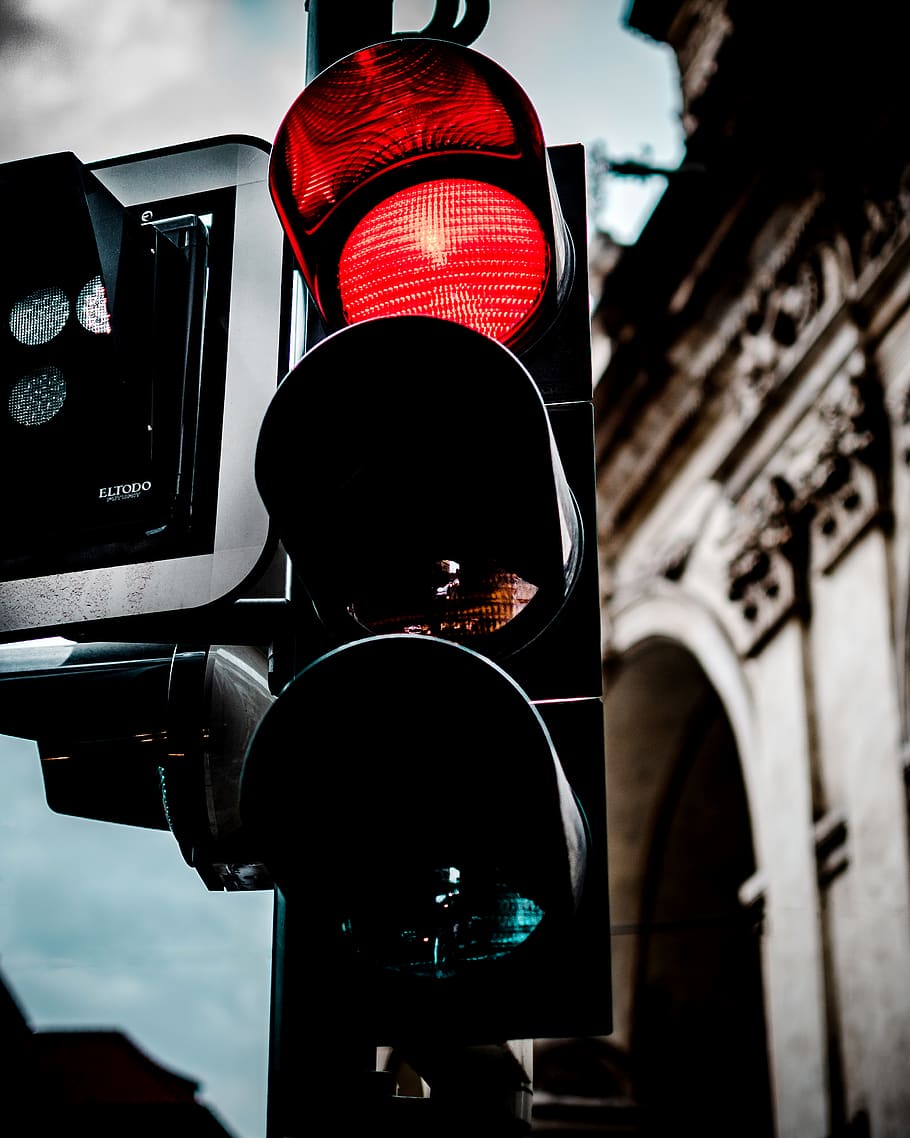 llum, semàfor, càmera, electrònica, càmera de vídeo, ciutat, metròpolis, urbà, edifici, seguretat, flamarada, forjar, làser, il·luminació, sofà, mobles, faro, projector, vida nocturna, llum de stop, signe, arquitectura, orientació, senyal de carretera, estructura construïda, vista d’angle baix, comunicació, llum vermella, cap gent, exterior de l'edifici, dia, il·luminat, senyal de trànsit, a l'aire lliure, centrar-se en primer pla, vermell, carretera, 2K