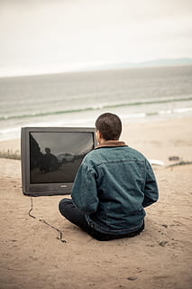 monitor, elektronika, Zobrazit, obrazovka, televize, osoba, člověk, voda, LCD obrazovka, oceán, městský, screenager, modrý, pláž, rostlina, kalhoty, oblečení, oděv, zábavní centrum, moře, přistát, zpětný pohled, skutečných lidí, jedna osoba, životního stylu, nebe, volnočasové aktivity, neformální oblečení, relaxace, scenics - příroda, muži, Příroda, sedící, písek, horizont, horizont nad vodou, venku, při pohledu na pohled, 5K, CC0, veřejná doména, bez autorských práv