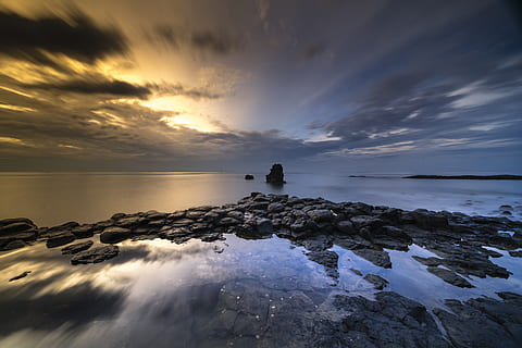 platja, núvols nimbus, retroil·luminat, núvols, alba, dramàtica, vespre, tarda, horitzó, paisatge, llum, exposició llarga, naturalesa, oceà, reflexió, roques, escènic, mar, paisatge marí, vora del mar, cel, estiu, sol, posta de sol, aigua, núvol - cel, bellesa a la natura, escenics - natura, rock, rock - object, escena tranquil·la, sòlid, tranquil·litat, horitzó sobre l’aigua, escena no urbana, idíl·lic, terra, orientació, a l'aire lliure, far, 5K, CC0, domini públic, lliure de regalies