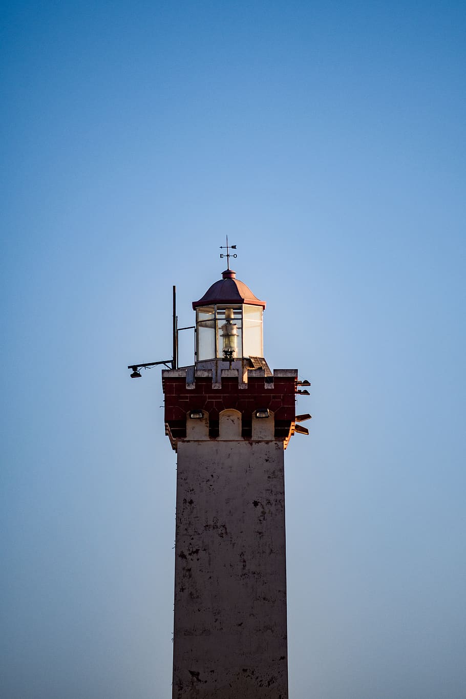 torre, arquitectura, edifici, far, cel, habitatge, aventura, activitats de lleure, barana, volant, animal, ocell, torre de control, planta, flor, gerani, lliscament, estructura construïda, exterior de l'edifici, cel clar, orientació, cap gent, direcció, seguretat, naturalesa, protecció, blau, dia, vista d’angle baix, còpia espai, mar, a l'aire lliure, 5K