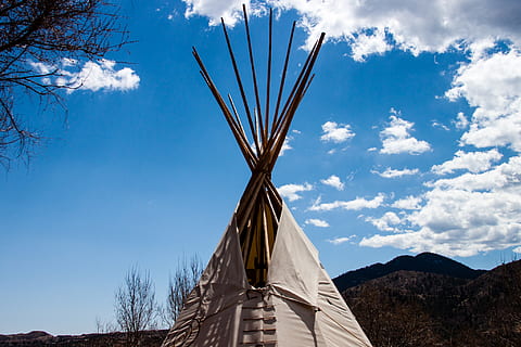 teepee, cielo, nuvola - cielo, natura, nessuno, struttura costruita, Inquadratura dal basso, albero, giorno, architettura, blu, energia rinnovabile, ambiente, combustibile e produzione di energia, energia alternativa, albero nudo, turbina eolica, pianta, conservazione dell'ambiente, turbina, montagna, 1080P, CC0, dominio pubblico, privo di copyright
