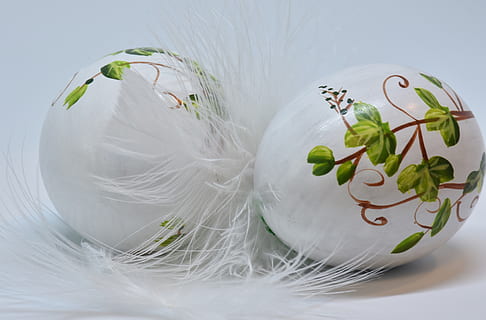 Pascua de Resurrección, huevo, huevos de Pascua, pintado, pluma, fragilidad, vacaciones, blanco, de cerca, naturaleza muerta, oferta, frágil, cáscara de huevo, Felices Pascuas, mano de obra, pintar, primavera, Iglesia, fiesta catolica, gitano, comida y bebida, comida, nadie, adentro, planta, naturaleza, el color blanco, frescura, color verde, hoja, transparente, parte de la planta, alimentación saludable, material de vidrio, foto de estudio, bienestar, envase, 4K, CC0, dominio público, libre de derechos