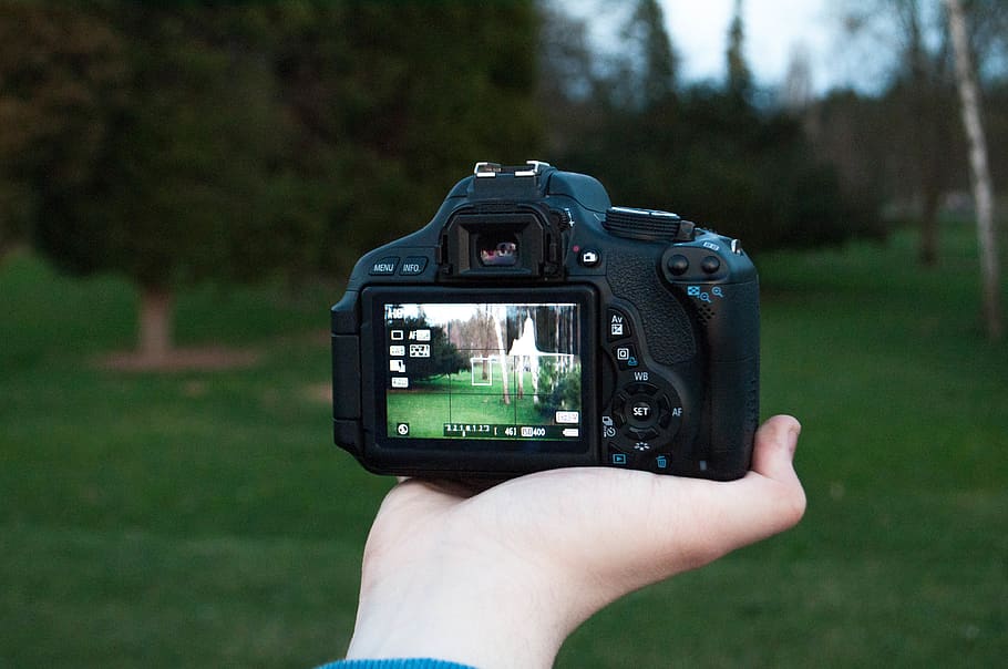 poc profund, focalitzar la fotografia, negre, càmera dslr, persona, mà dreta, acció, càmera, la llum del dia, digital, electrònica, equipament, herba, mà, paisatge, lent, parc, gent, fotografia, recreació, pantalla, futbol, tecnologia, sense fils, mà humana, temes de fotografia, part del cos humà, càmera - equip fotogràfic, fotografiar, activitat, centrar-se en primer pla, celebració, una persona, equip fotogràfic, perspectiva personal, càmera digital, planta, primer pla, arbre, naturalesa, a l'aire lliure, pantalla de cristall liquid, fotògraf, càmera slr, dit, 4K